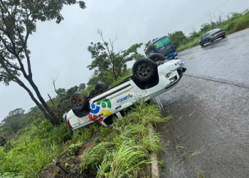 Picape da Secretaria de Educação de Uruçuí capota na BR-316; ocupantes saem ilesos
