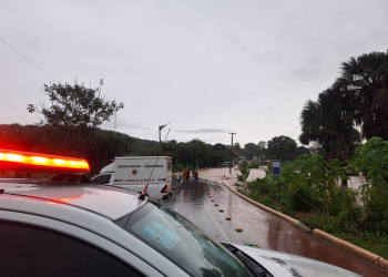 VÍDEOS: cidade do Piauí fica ilhada após fortes chuvas; vereador e família são resgatados
