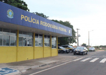 Dona de carro roubado passa de ônibus e vê PRF prendendo bandido com seu veículo