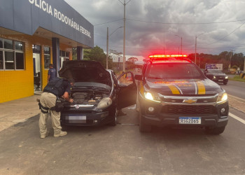 Dona de carro roubado passa de ônibus e vê PRF prendendo bandido com seu veículo