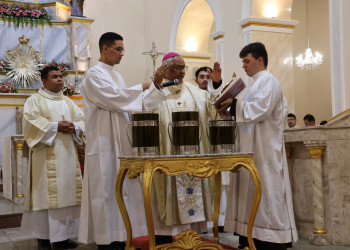 Missa dos Santos Óleos reúne clero nesta segunda em grande celebração em Teresina