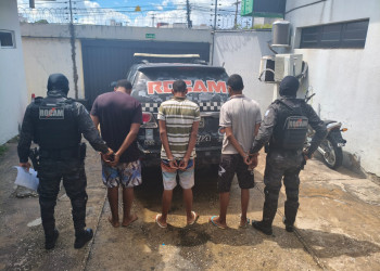 Trio que trancou motorista em porta-malas e assaltou idoso é apreendido pela PM