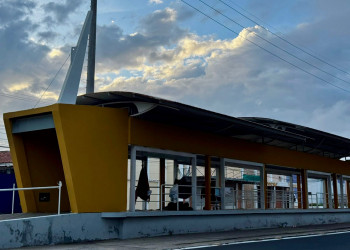 Parada de ônibus vira dormitório com redes e gera insegurança na zona Sul de Teresina