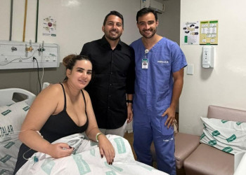Bárbara do Firmino recebe visita do médico Vinicius Dias após cirurgia de apendicite