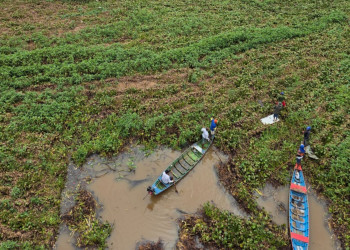 Pescadores e artistas se reúnem em concerto flutuante para denunciar poluição no rio Poti