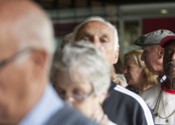 Bancos cortam crédito a aposentados que recebem auxílio
