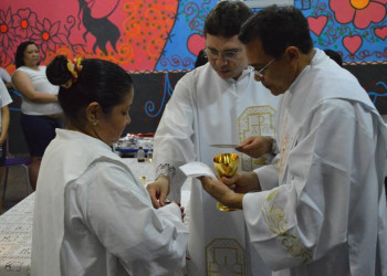 Detentas da Penitenciária Feminina recebem primeira eucaristia