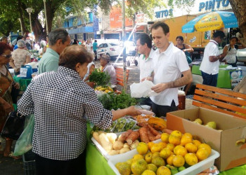 Produtores comercializam frutas e verduras orgânicas na praça Rio Branco
