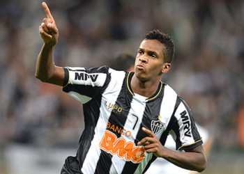 Jô negocia retorno ao Corinthians para 2017