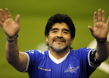 Maradona chama Daniel Alves de 'idiota'