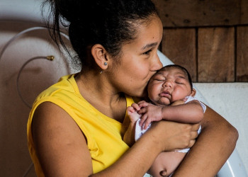 Mães de bebês com microcefalia enfrentam rotina exaustiva em busca de tratamento