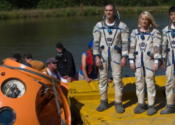 Astronautas retornam à Terra após missão espacial