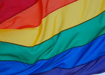 Uganda aprova lei que prevê prisão e pena de morte para homossexuais