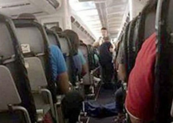 Passageiros são obrigados a viajar ao lado de mulher morta em avião