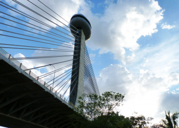 Ponte Estaiada tem iluminação especial em homenagem ao time da Chapecoense