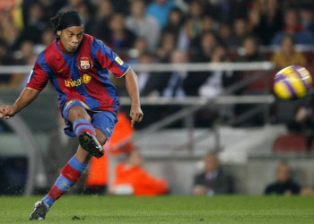 Ronaldinho Gaúcho é alvo do Barcelona para time de lendas