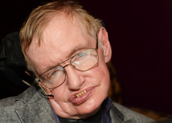 Cinzas de Stephen Hawking serão enterradas ao lado de Isaac Newton