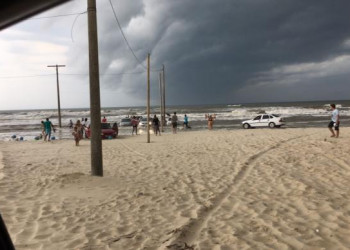 Santa Catarina é atingida por “tsunami” e temporal deixa uma criança morta