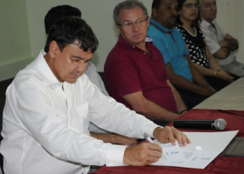 Governador anuncia 200 vagas na UAB de Santa Cruz do Piauí