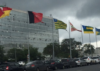 Bandeiras rasgadas em frente ao Congresso Nacional mostram descaso com os estados