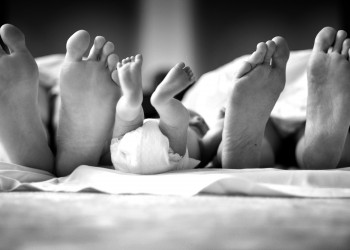 Dormir no quarto com os pais reduz pela metade a chance de morte súbita de bebês