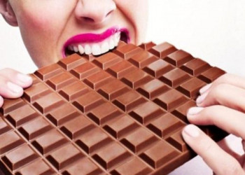 Empresa cria chocolate que promete melhorar as cólicas menstruais