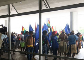 Índios, quilombolas e pescadores fazem manifestação no Palácio