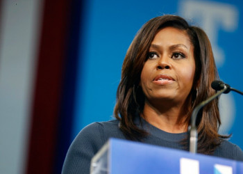 Michelle Obama dá as boas-vindas à árvore de Natal na Casa Branca