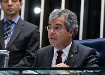 Senadores fazem um minuto de silêncio pelas vítimas de acidente aéreo na Colômbia