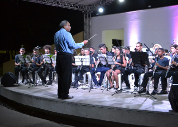 Última noite do 21º FestBandas arranca aplausos com solos de alunos do projeto Banda Escola