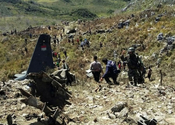 Avião da Força Aérea da Indonésia cai e deixa 13 mortos