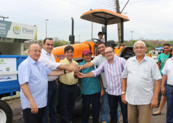 SDR entrega trator e equipamentos agrícolas para famílias na Comunidade Melancias