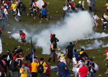 Aprovação da PEC do Teto causa protesto e confrontos na Esplanada dos Ministérios em Brasília