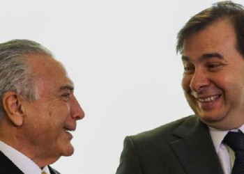 Rodrigo Maia segura 19 pedidos de impeachment de Temer