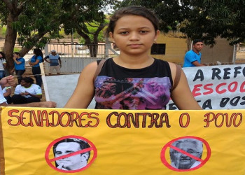 Manifestantes fecham a BR 230 de Oeiras em protesto contra a PEC 55