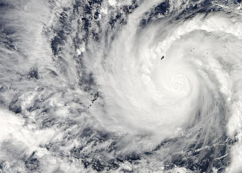 Poderoso tufão atinge as Filipinas no Natal