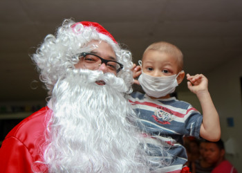 Voluntários animam o Natal de crianças com câncer em Teresina