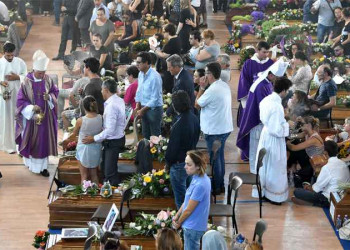 Itália começa a enterrar vítimas de terremoto