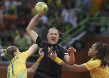 Brasil derrota Montenegro no handbol feminino e fica em 1º lugar
