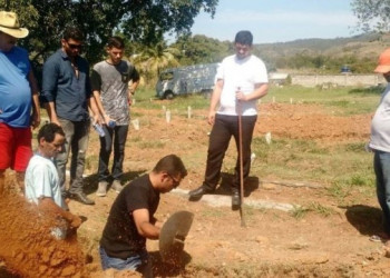 Após falha de funerária, família cava sepultura para enterrar corpo