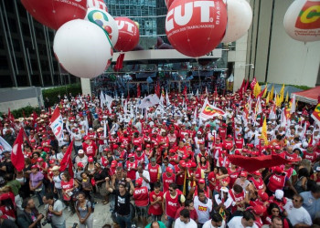 Dia decisivo do impeachment começa com manifestações pró-Dilma