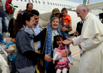 Papa Francisco almoça com refugiados sírios no Vaticano