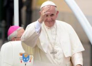 Papa pede justiça e paz para mulher vítima de violência