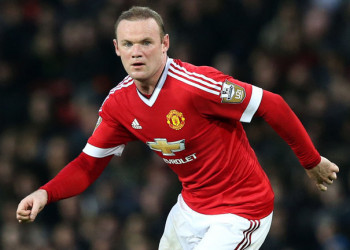 Rooney faz história em goleada do Manchester United