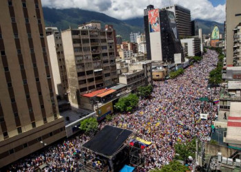 Opositores venezuelanos saem às ruas de Caracas e pedem referendo contra Maduro