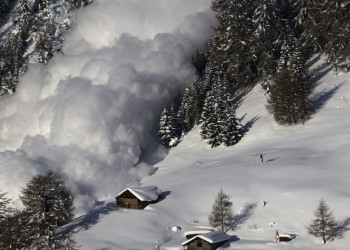 Outros quatro sobreviventes soterrados por avalanche são resgatados