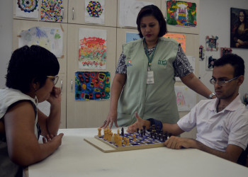 Terapeutas do Ceir confeccionam jogo de xadrez adaptado para paciente
