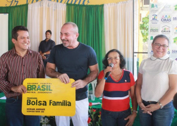 Sasc entrega novos cartões do Bolsa Família em Esperantina