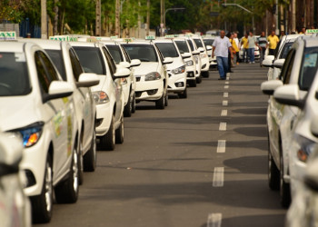 Taxistas fazem protesto e cobram R$ 3,30 por corrida