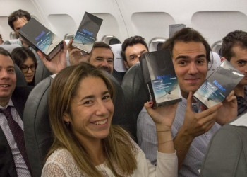 Samsung dá 200 Galaxy Note 8 a passageiros de avião